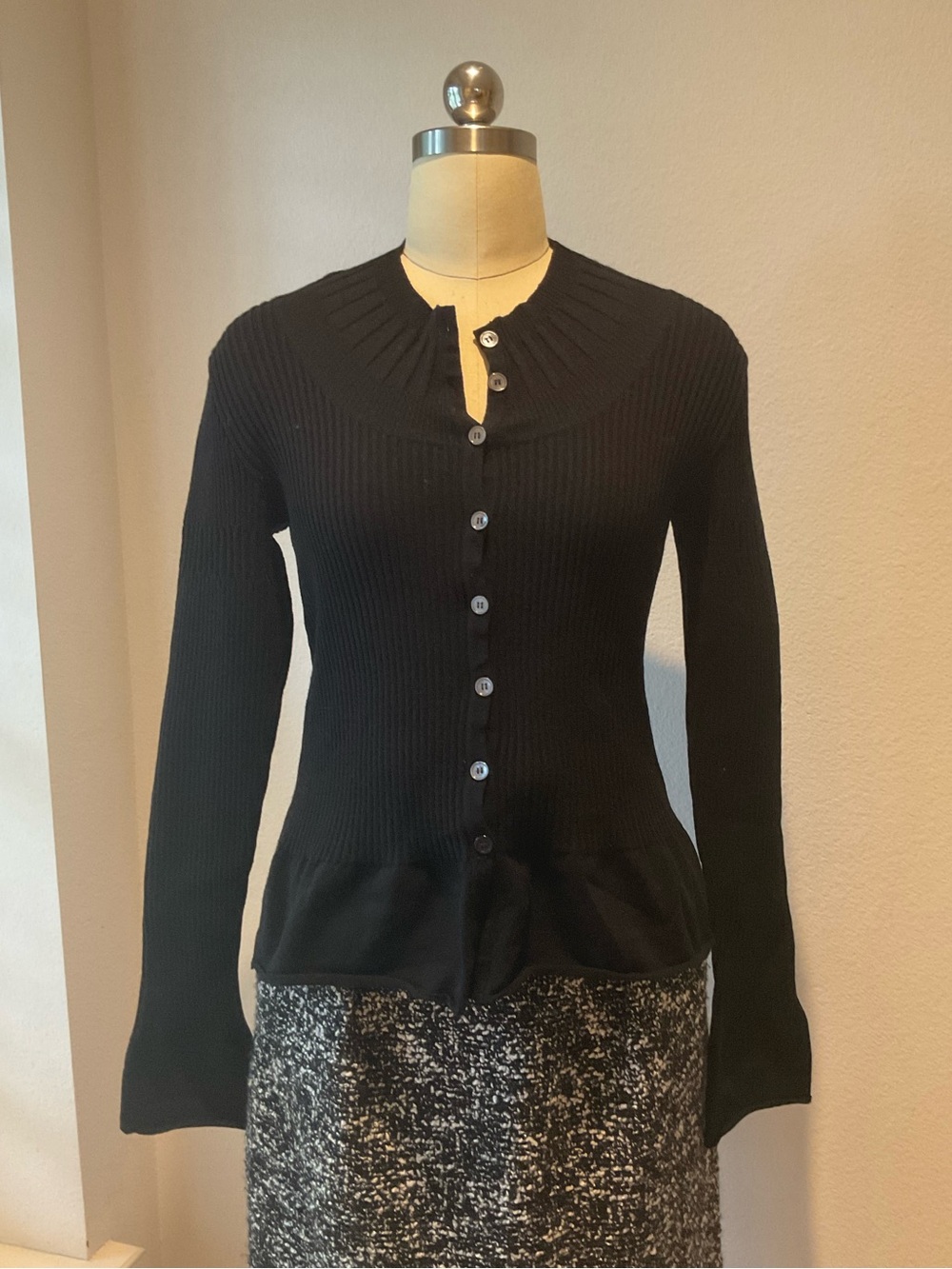 Vintage BYBLOS 1990s
Ribbed Peplum Knit
Cardigan Sweater 46